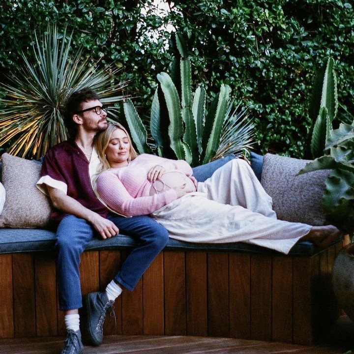 <p>Kabar bahagia datang dari Hilary Duff yang akan segera melahirkan. Menjadi aktris dan penyanyi sejak kecil membuatnya sangat terkenal di mata dunia. Banyak fans yang ikut gembira menyambut kehamilan anak keempatnya. (Foto: Instagram @hilaryduff).</p>