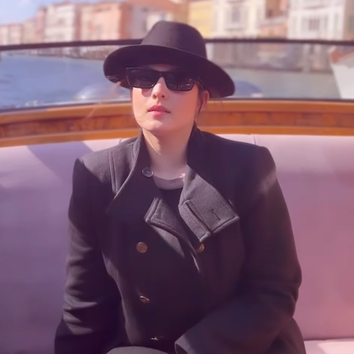 <p>Pada salah satu video, terlihat Chelsea terlihat cantik mengenakan setelan serba hitam dengan kacamata warna senada. Di kesempatan lainnya, ia tampil lebih kasual mengenakan sweater cokelat dan celana legging. (Foto: Instagram: @chelseaislan)</p>