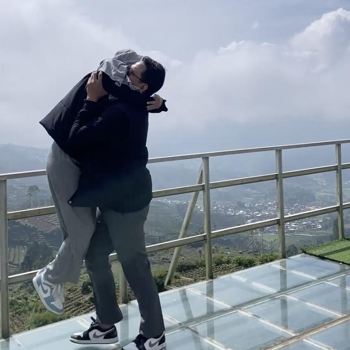 <p>Dari pernikahan sebelumnya, Nadya Mustika sudah dikaruniai seorang anak laki-laki. Namun, pernikahan tersebut sayangnya harus kandas. Kini, ia berbahagia kembali setelah menikah dengan Iqbal Rosadi pada tahun 2023. (Foto: Instagram @nadyamustikarahayu).</p>