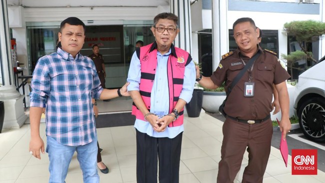 Dalam kasus dugaan korupsi dana BLU RSUP Adam Malik Medan, Kejari Medan telah menetapkan tiga tersangka yang merugikan keuangan negara Rp8 M.