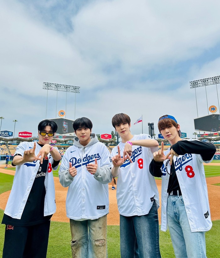 Selain tampil di Coachella, ATEEZ juga diundang untuk menghadiri pertandingan baseball yang diselenggarakan di Dodger Stadium Los Angeles pada Sabtu, (20/4), Beauties/ Foto: x.com/ATEEZofficial