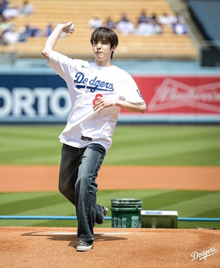 Dari keempat member, Yunho jadi pemain yang terpilih melakukan lemparan pertama untuk membuka pertandingan yang diadakan di Stadion Dodger/ Foto: instagram.com/dodgers