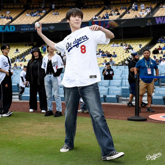 Bak mimpi jadi kenyataan, Yunho yang sedari kecil merupakan penggemar olahraga baseball akhirnya mendapat kesempatan untuk turun lapangan. Dengan postur tinggi semampainya, Yunho menuai banjir pujian atas penampilannya/ Foto: instagram.com/dodgers
