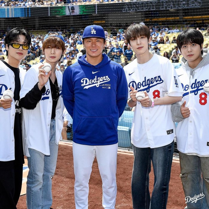 Dalam acara spesial tersebut, keempat member ATEEZ dipertemukan dengan Yoshinobu Yamamoto, yakni seorang atlet muda pelempar baseball professional Jepang, lho!/ Foto: instagram.com/dodgers
