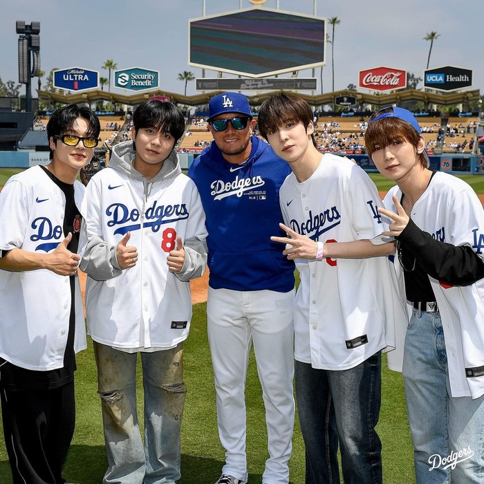 Di potret lain, mereka juga sempat bertemu dengan salah satu pemain baseball professional dari Venezuela untuk tim LA Dodgers bernama Miguel Rojas/ Foto: instagram.com/dodgers