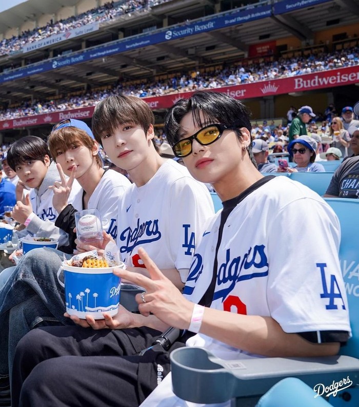 Setelah seremonial pelemparan pertama, ATEEZ beralih ke bagian bangku penonton sembari menyaksikan pertandingan New York Mets melawan LA Dodgers, dengan ditemani camilan, nih!/ Foto: instagram.com/dodgers