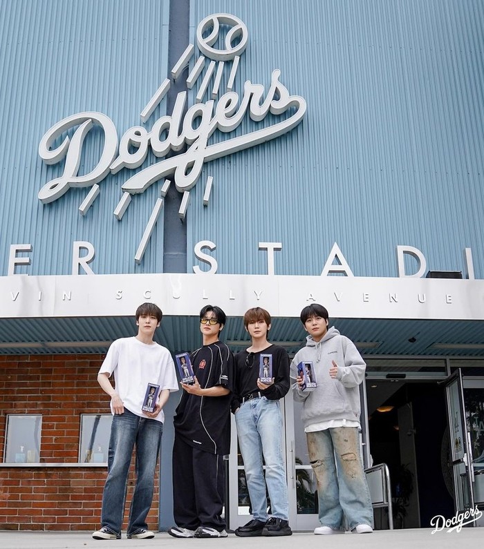 Yunho, Wooyoung, Yeosang, dan Jongho tak ingin melupakan momen dengan foto di depan gedung Stadion Dodger. Sementara, ATEEZ akan melangsungkan comeback mini album bertajuk ‘GOLDEN HOUR: Part.1’ pada (31/5)/ Foto: instagram.com/dodgers