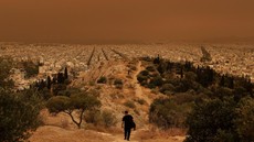 FOTO: Langit Jingga Athena Berselimut Debu-debu Sahara