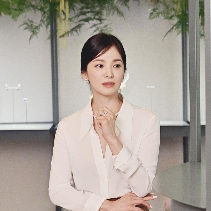 <p>Nah, bila Bunda ingin busana kantor yang lebih kasual, outfit aktris drama The Glory ini juga bisa ditiru. V-neck blouse putih berpadu dengan celana kulot bernuansa earth tone akan memberikan kesan santai namun tetap stylish. (Foto: Instagram @kyo1122)</p>
