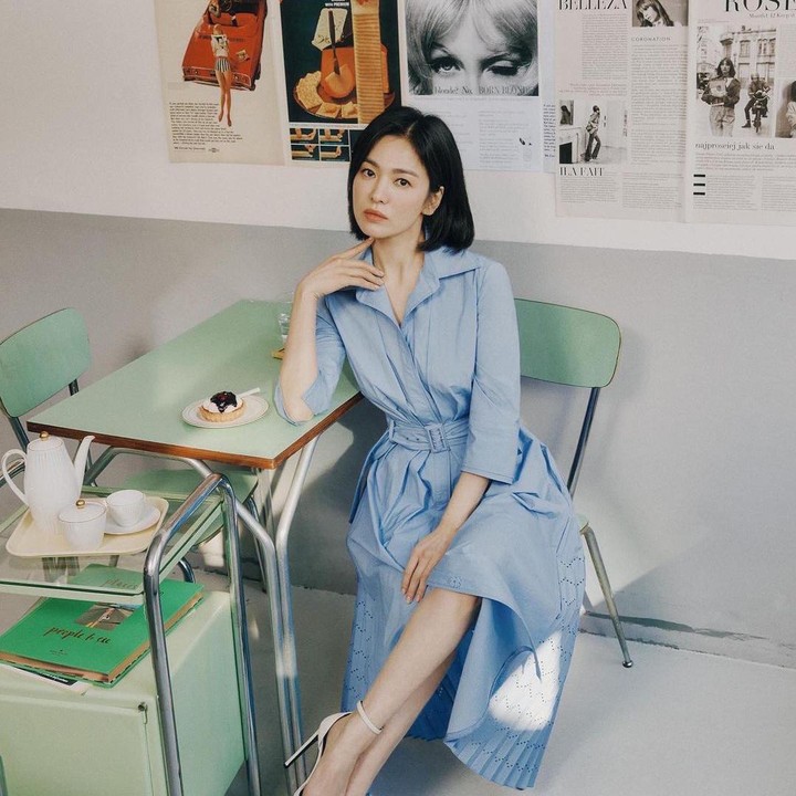 <p>Satu lagi outfit dress ala Song Hye Kyo yang cocok dikenakan kala berkantor. Bunda bisa mengenakan busana ini untuk tampil dengan anggun. Padukan juga dengan ankle strap heels yang akan menyempurnakan tampilan. (Foto: Instagram @kyo1122)</p>