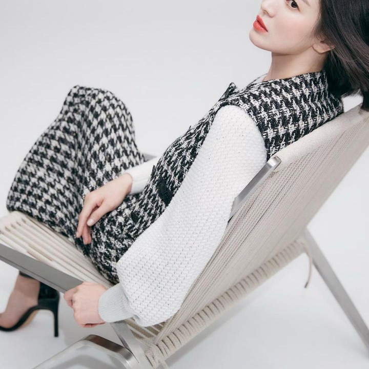 <p>Outfit knitted vest yang senada dengan rok serta puff sleeve top putih juga bisa Bunda kenakan seperti tampilan Song Hye Kyo satu ini. Pilihan busana ini memberikan kesan kasual yang berkelas, sehingga cocok dikenakan ke kantor. (Foto: Instagram @kyo1122)</p>