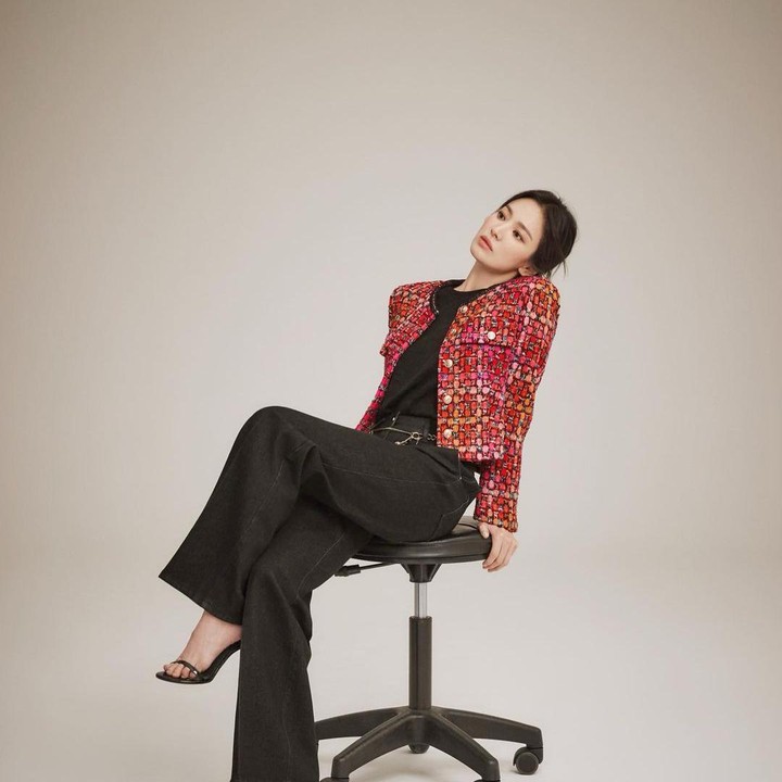 <p>Kembali dengan paduan blazer bermotif serta celana kulot, Song Hye Kyo terlihat begitu elegan. Pilihan warna dan corak pada blazer berpadu dengan inner hitam tersebut memberikan kesan tegas dan mewah. (Foto: Instagram @kyo1122)</p>