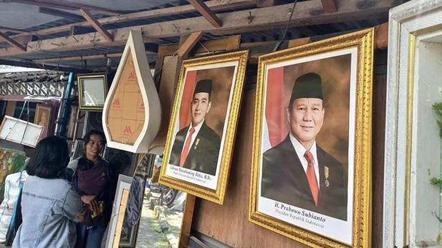 Pigura Foto Prabowo-Gibran Dijual Rp75-150 Ribu per Pasang di Solo
