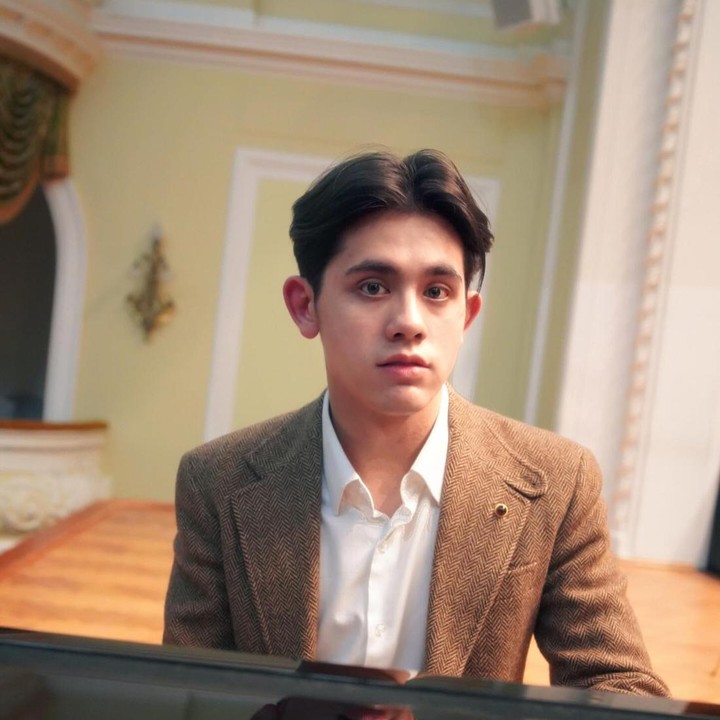 <p>Pria berusia 23 tahun ini memulai debut konsernya saat masih berusia 12 tahun. Mengutip dari laman resminya, ia menjadi pianis pemain reguler dengan berbagai orkestra besar dan sering tampil bersama artis terkemuka seperti Denis Matsuev hingga Sebastian Weigle.(Foto: Instagram @georgeharliono)<br /><br /><br /></p>
