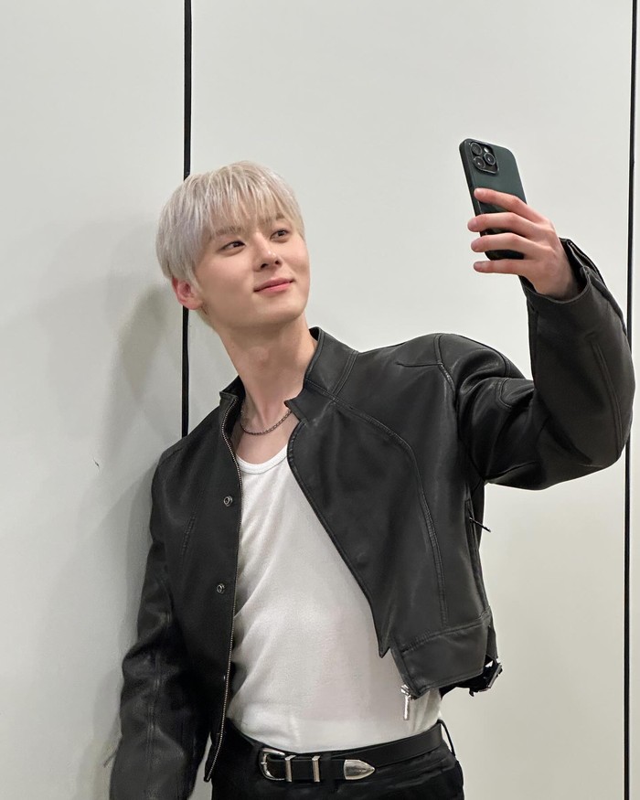 Idol sekaligus aktor tampan Hwang Minhyun memutuskan masuk militer di tahun ini. Bintang dari Alchemy of Soul ini resmi memasuki pangkalan pada 21 Maret dengan rambut plontos./ Foto: instagram.com/optimushwang