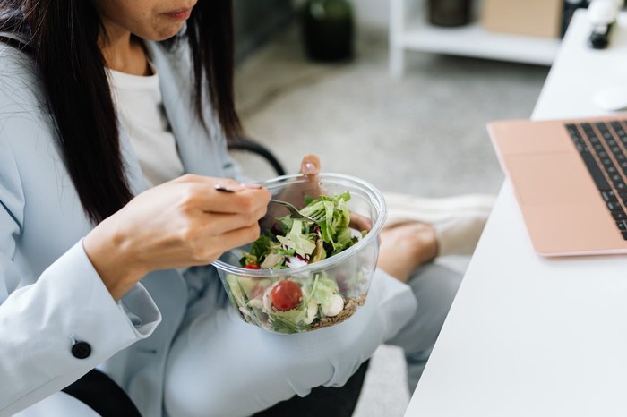 Ilustrasi makan di kantor / Foto: Pexels.com/Karolina Grabowska