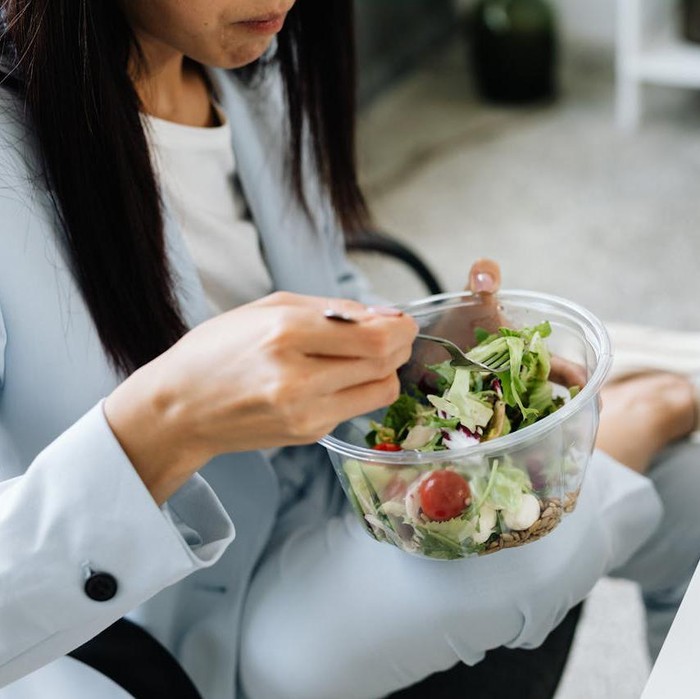 Ilustrasi makan di kantor / Foto: Pexels.com/Karolina Grabowska