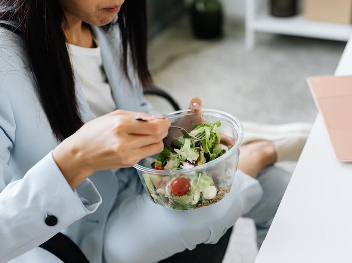 Ilustrasi makan di kantor / Foto: Pexels.com/Karolina Grabowska Ilustrasi makan di kantor / Foto: Pexels.com/Karolina Grabowska