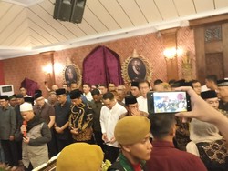 Melayat ke Rumah Duka Mooryati Soedibyo, Jokowi Ikut Salatkan Jenazah