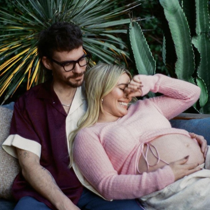 <p>Kehamilan Hilary akan anaknya yang keempat ini pertama kali ia umumkan bulan Desember lalu melalui akun Instagram pribadinya, Bunda. Sembari menunggu kehadiran sang anak, ia menyempatkan berfoto dengan mesra bersama Matthew. (Foto: Instagram @hilaryduff).</p>