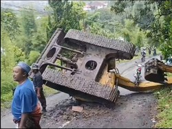 Ekskavator Jatuh dari Truk di Jalur Wisata Prigen Pasuruan Sempat Hambat Lalin