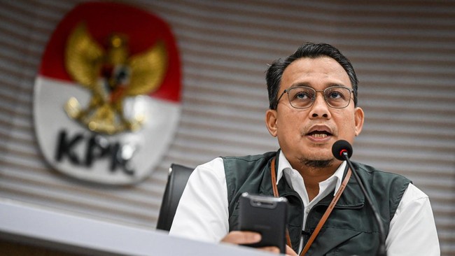 KPK tetapkan dua tersangka baru pengembangan kasus dugaan korupsi proyek pengadaan subkontraktor fiktif tahun 2018-2020 di PT Amarta Karya (Persero).