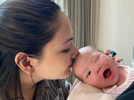 Jessica Mila Bawa Bayinya Usia 2 Bulan Main di Pantai, Ini 5 Hal Perlu Diperhatikan