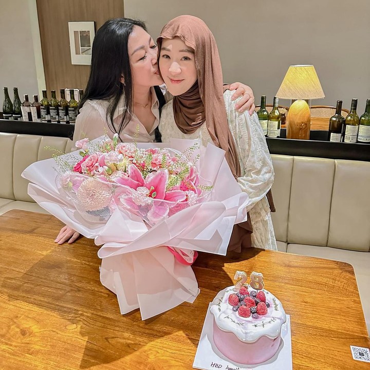 <p>Netizen yang melihat unggahan ini lantas meninggalkan beragam reaksi di kolom komentar. Mereka memberikan ucapan serta doa untuk Larissa. "Selamat ulang tahun cici... berkah semuanya... sehat selalu, bahagia bersama keluarga tercinta," tutur @hadayy*****. (Foto: Instagram @larissachou)</p>