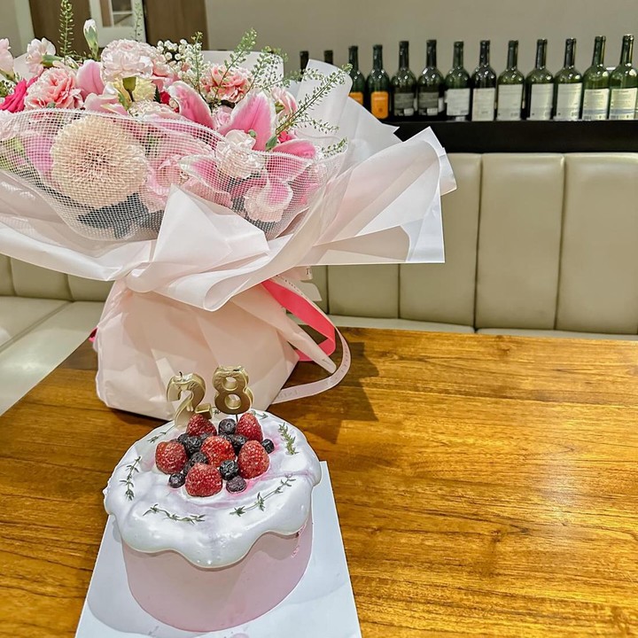 <p>Ulang tahun Larissa dirayakan di sebuah restoran. Dari potret-potret tersebut pula, ia mendapat buket bunga merah muda serta kue ulang tahun dengan warna senada. Manis, ya? (Foto: Instagram @larissachou)<br /><br /><br /></p>