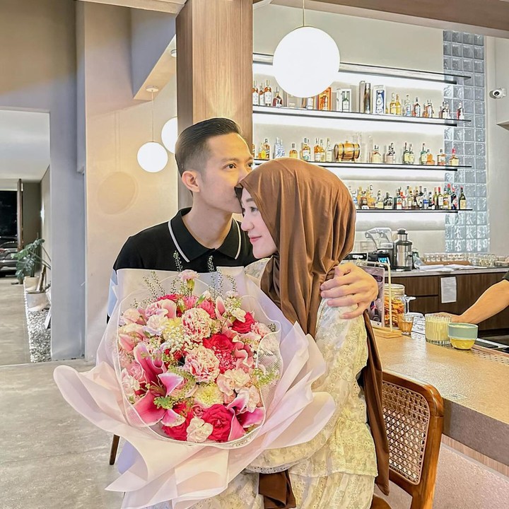 <p>Momen tersebut juga ia dirayakan bersama orang terkasih. Melihat dari postingan di akun Instagram, ulang tahun Larissa dirayakan bersama sang ibunda, suami, dan anak tercinta. (Foto: Instagram @larissachou)<br /><br /><br /></p>