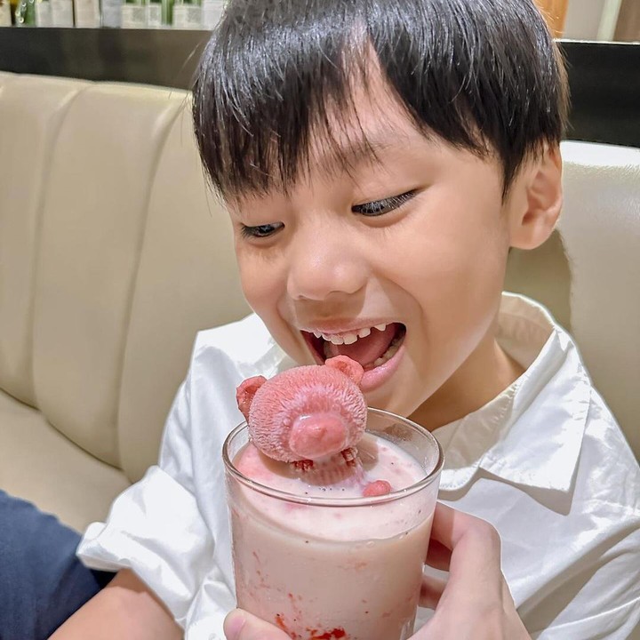 <p>Istri Ikram Rosadi ini juga meninggalkan keterangan di kolom <em>caption.</em> Di sana, ia mengucapkan rasa syukur, Bunda. <em>"Alhamdulillah</em> 28. <em>Allahumma Baarik</em>," tulisnya, dikutip dari akun @larissachou****. (Foto: Instagram @larissachou)<br /><br /><br /></p>