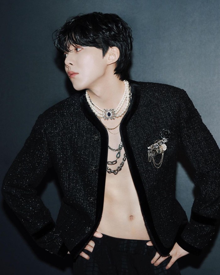Mantan anggota D1CE Woo Jin Young juga umumkan berangkat wamil. Ia resmi masuk wamil pada 4 Maret. Kontestan Produce 101 Season 2 ini juga memberitahu penggemarnya lewat postingan di akun instagram./ Foto: instagram.com/jinyoungwoo_________