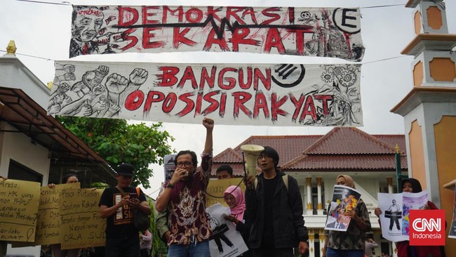 Massa aksi yang terdiri dari kelompok Gejayan Memanggil melakukan aksi di depan KPU DIY mengkritisi putusan MK atas hasil Pilpres 2024.
