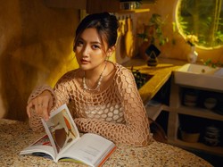 Meiska Adinda Sentil Urusan Cinta Lewat Badut