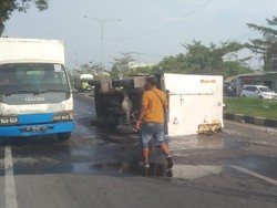 Mobil Boks Es Kristal Terbalik di Medan gegara Sopir Terkejut Disalip Pemotor