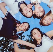 4 Karakteristik Style Ikonik Ala Member NewJeans, Colorful Khas Y2K