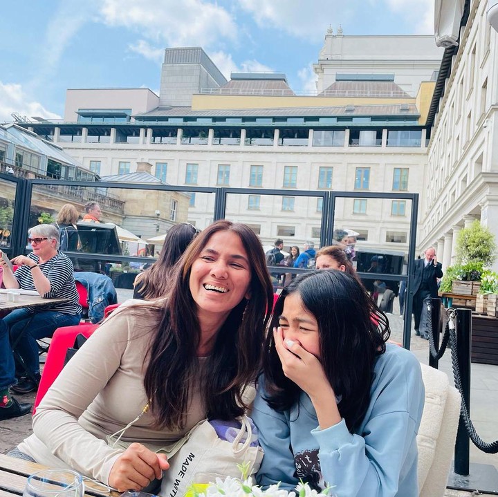<p>Diketahui, Nova sempat menetap di Negeri Kincir Angin Belanda bersama sang putri, Naima Malika. Namun kini, perempuan berusia 43 tahun sudah kembali dan tinggal di Jakarta.(Foto: Instagram @novaelizatime) <br /><br /><br /></p>