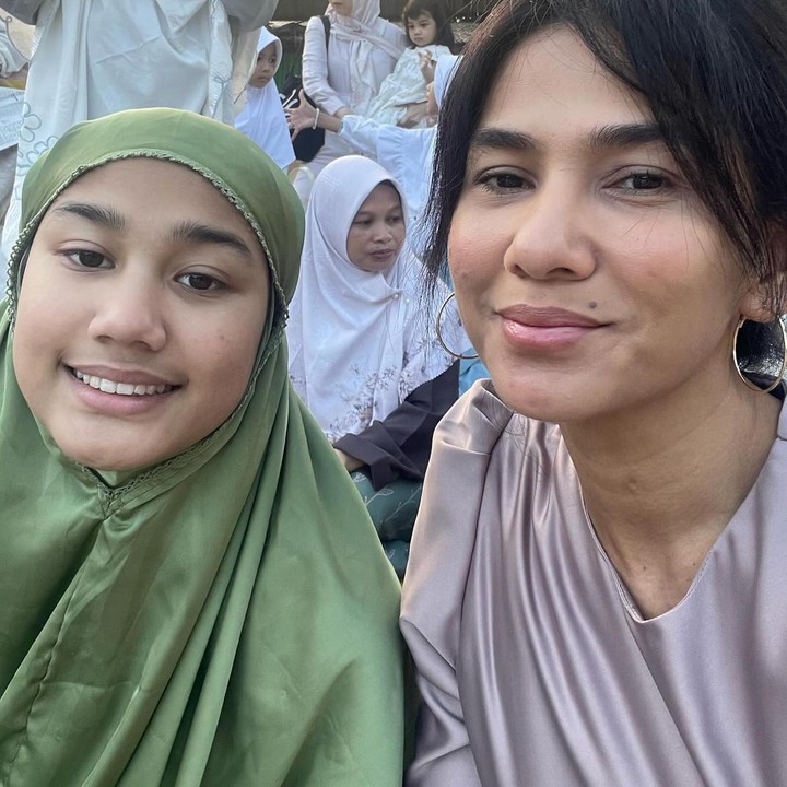 <p>Naima lahir pada 2008 silam dan saat ini sudah tumbuh menjadi remaja berusia 16 tahun. Seperti sang ibunda, ia memiliki paras cantik dan postur tubuh tingginya semampai. (Foto: Instagram @novaelizatime)<br /><br /><br /></p>