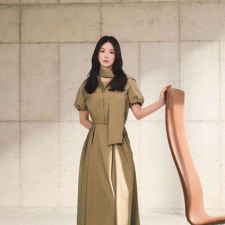 <p>Outfit dress juga bisa menjadi opsi berbusana saat ke kantor, lho. Di potret ini, Song Hye Kyo terlihat begitu anggun dalam balutan pegged dress berwarna khaki. Bunda juga dapat menambahkan belt tipis untuk menegaskan tampilan. (Foto: Instagram @kyo1122)</p>