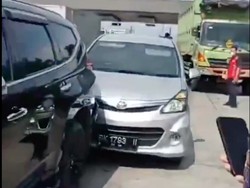 Pajero oh Pajero, Emang Perlu Sampai Tabrak Mobil yang Lagi Isi Saldo E-Toll?
