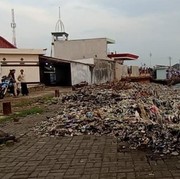Pantai Teluk Labuan Kembali Penuh dengan Gunungan Sampah, Dijuluki Terkotor di Indonesia!