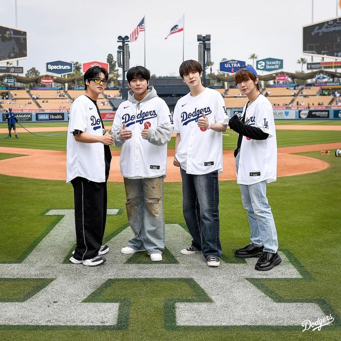 Para ATINY (nama fandom ATEEZ) yang hadir demi menyaksikan ATEEZ sukses dibuat terpesona akan penampilan keempat anggota, yang tampak menawan dengan seragam jersey milik LA Dodgers serta nama mereka di bagian belakang/ Foto: instagram.com/dodgers