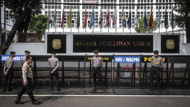 Jalan Imam Bonjol, Jakarta Pusat, tepatnya di depan Kantor KPU RI ditutup jelang penetapan Prabowo-Gibran sebagai presiden dan wakil presiden terpilih.