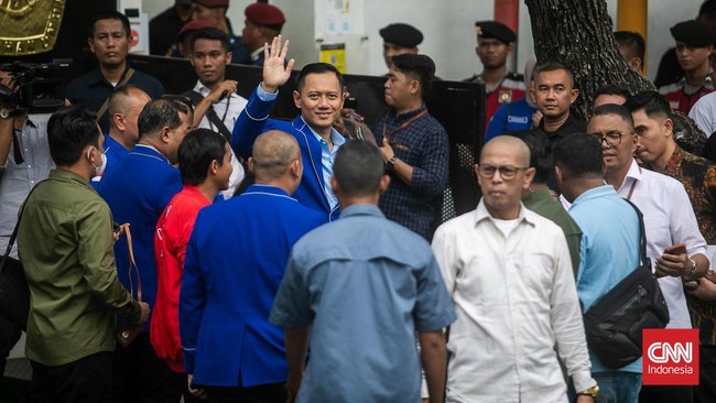 Sejumlah menteri kabinet Jokowi hadir di KPU untuk menyaksikan penetapan Prabowo Subianto sebagai presiden terpilih.