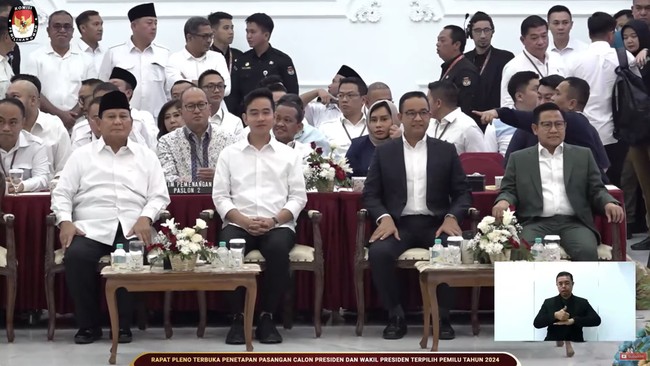 Anies Baswedan bercengkerama dengan Prabowo dan Gibran saat KPU menandatangani berita acara penetapan presiden dan wakil presiden terpilih.