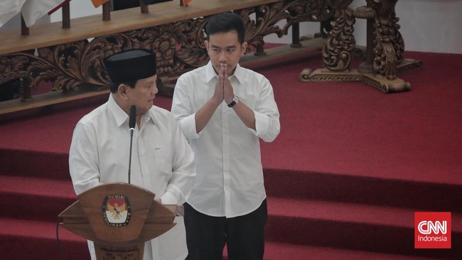 Wakil Presiden terpilih Gibran Rakabuming Raka memastikan Menhan sekaligus Presiden terpilih Prabowo Subianto siap bekerja lagi usai operasi cedera kaki.