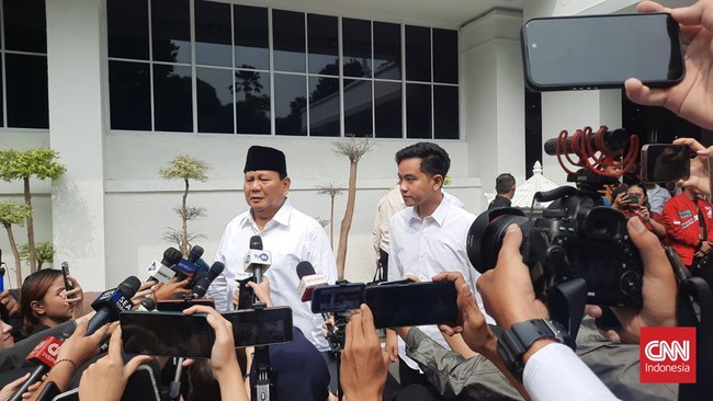 Presiden terpilih Prabowo Subianto dan wakil presiden terpilih Gibran Rakabuming Raka tiba di kantor KPU RI Jakarta Pusat, Rabu (24/4).