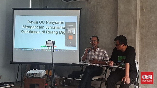 UU Penyiaran dinilai akan meluaskan cakupan wewenang Komisi Penyiaran Indonesia (KPI) hingga larangan berlebihan atas konten digital.