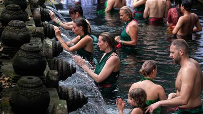 Sejumlah wisatawan mancanegara melakukan ritual melukat atau pembersihan diri di Pura Tirta Empul, Tampaksiring, Gianyar, Bali, Rabu (24/4/2024). Ritual tersebut direncanakan masuk dalam agenda World 