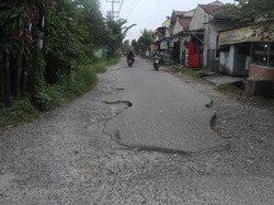 Banyak Kecelakaan, Warga Ngeluh Gang Susuk Medan Rusak Parah